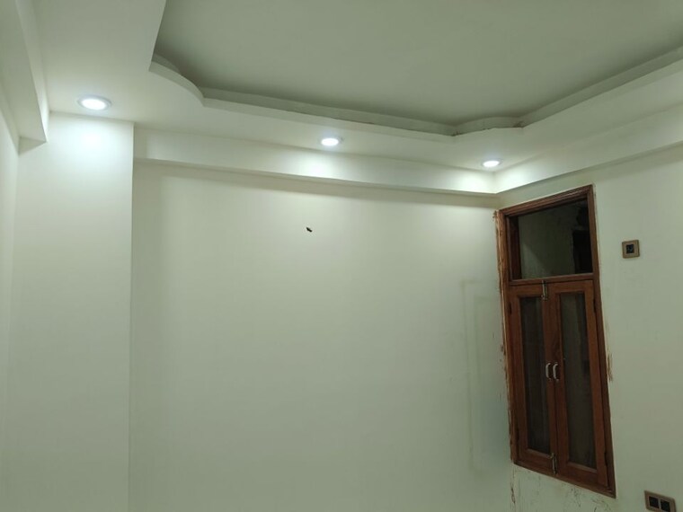 Room, sector 73 3 Bedroom 1400 Sq.Ft. Builder Floor In Sector 73 Noida 9919646