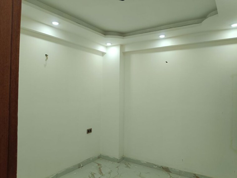 Room, sector 73 3 Bedroom 1400 Sq.Ft. Builder Floor In Sector 73 Noida 9919646