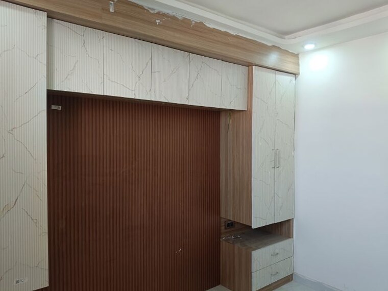 Room, sector 73 3 Bedroom 1400 Sq.Ft. Builder Floor In Sector 73 Noida 9919646