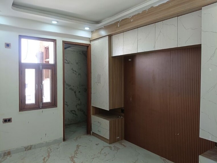 Room, sector 73 3 Bedroom 1400 Sq.Ft. Builder Floor In Sector 73 Noida 9919646