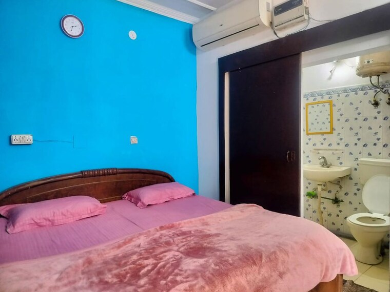 Bedroom, sarita vihar 1 RK 350 Sq.Ft. Apartment In Sarita Vihar Delhi 9919699