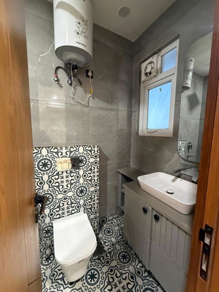 Bathroom, lajpat nagar i 2 Bedroom 900 Sq.Ft. Builder Floor In Lajpat Nagar I Delhi 9919719