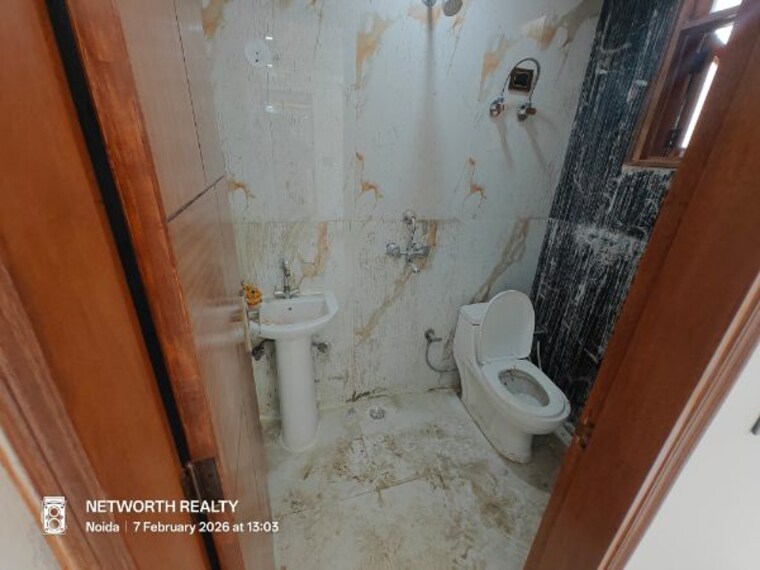 Bathroom, sector 73 3 Bedroom 1425 Sq.Ft. Builder Floor In Sector 73 Noida 9919752
