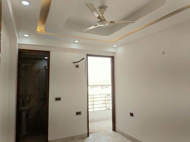 Room, sector 73 3 Bedroom 1400 Sq.Ft. Builder Floor In Sector 73 Noida 9919790