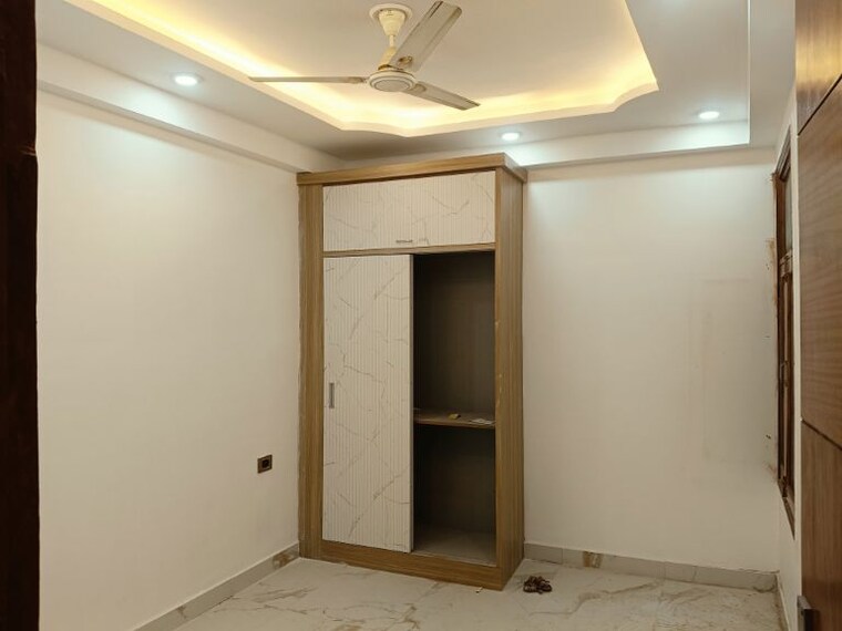 Room, sector 73 3 Bedroom 1400 Sq.Ft. Builder Floor In Sector 73 Noida 9919790