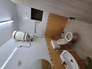 Bathroom in 1 BHK Apartment at Benson Town – for Rent