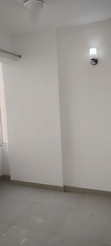 Room in 3 BHK Apartment at Amrapali Heartbeat City, Sector 107 – for Rent