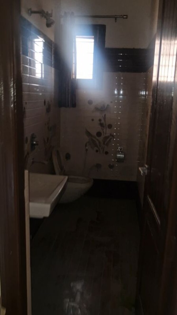 Bathroom, kharar mohali road 4 Bedroom 150 Sq.Yd. Independent House In Kharar Mohali Road Kharar 9919834
