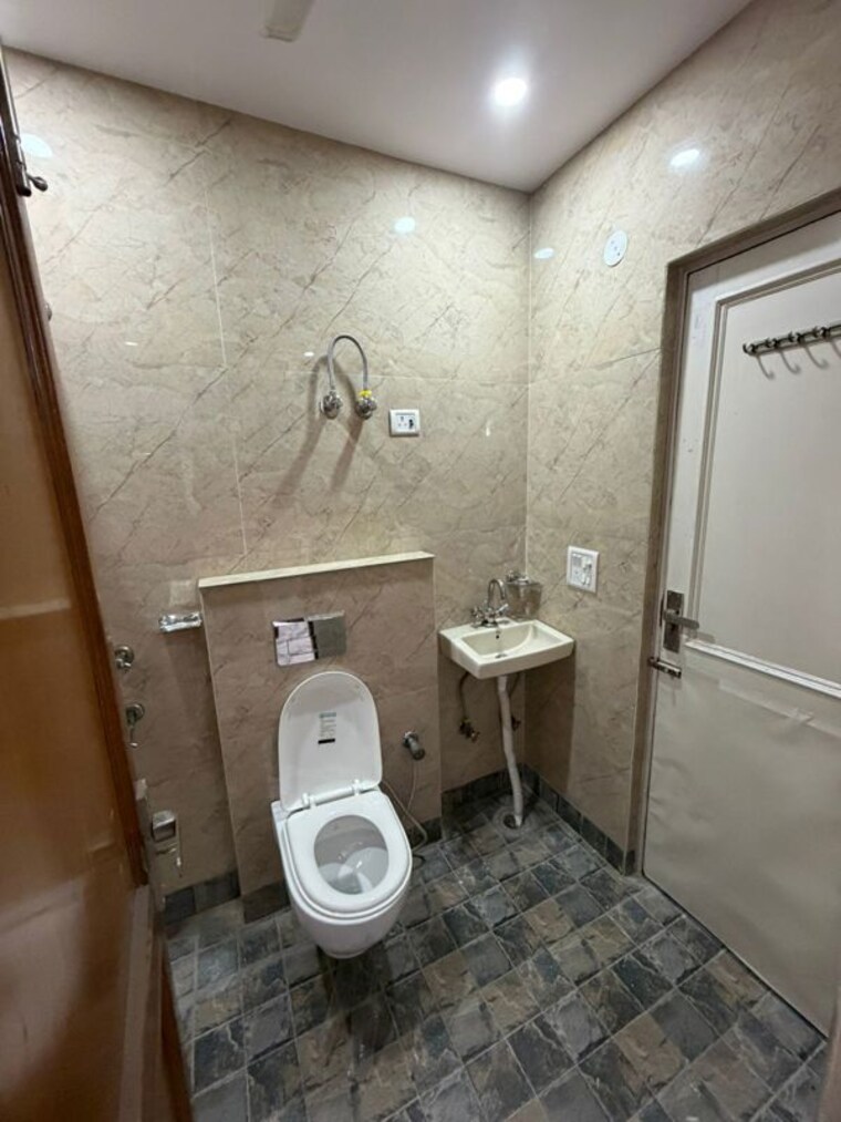Bathroom, kalkaji 1 Bedroom 700 Sq.Ft. Builder Floor In Kalkaji Delhi 9919858