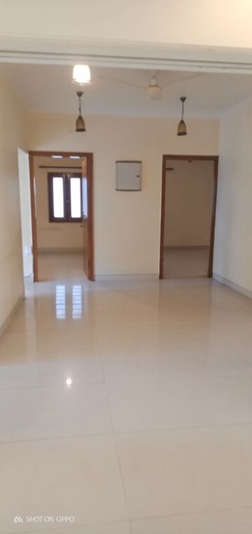 Room in 3.5 BHK Apartment at Vasant Kunj – for Rent