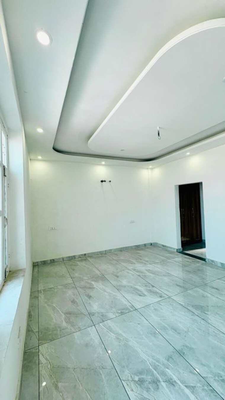 Room, ghazipur 3 Bedroom 1650 Sq.Yd. Apartment In Ghazipur Zirakpur 9919875