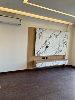 Room in 3 BHK Builder Floor at Unitech South City II, Sector 50 – for Rent