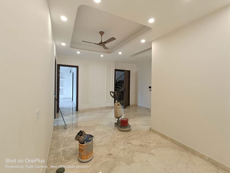 Room, greater kailash ii 3 Bedroom 250 Sq.Yd. Builder Floor In Greater Kailash ii Delhi 9919889