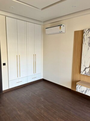 Room in 3 BHK Builder Floor at Unitech South City II, Sector 50 – for Rent