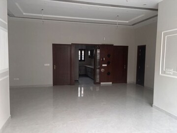 Room in 6 BHK Independent House at Aerocity – for Sale