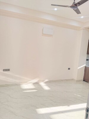 Room in 3 BHK Builder Floor at AEZ Aloha, Sector 57 – for Rent