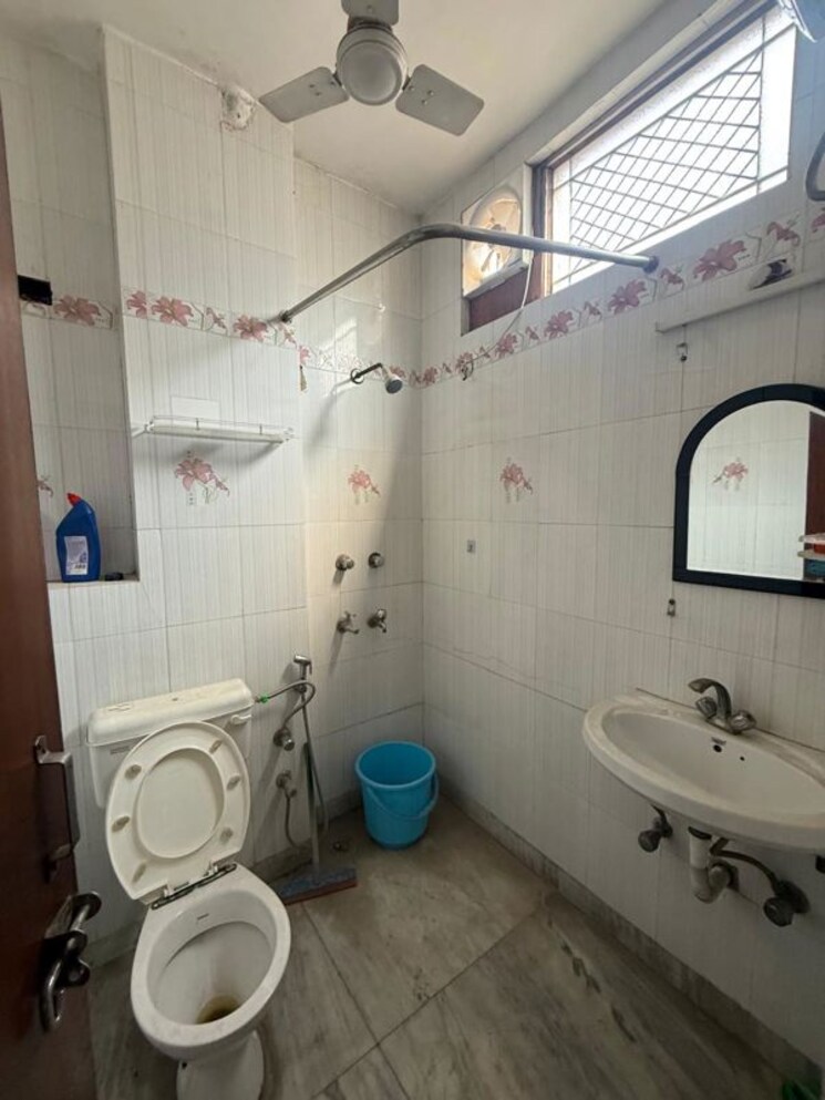 Bathroom, kalkaji 1 Bedroom 500 Sq.Ft. Builder Floor In Kalkaji Delhi 9919973