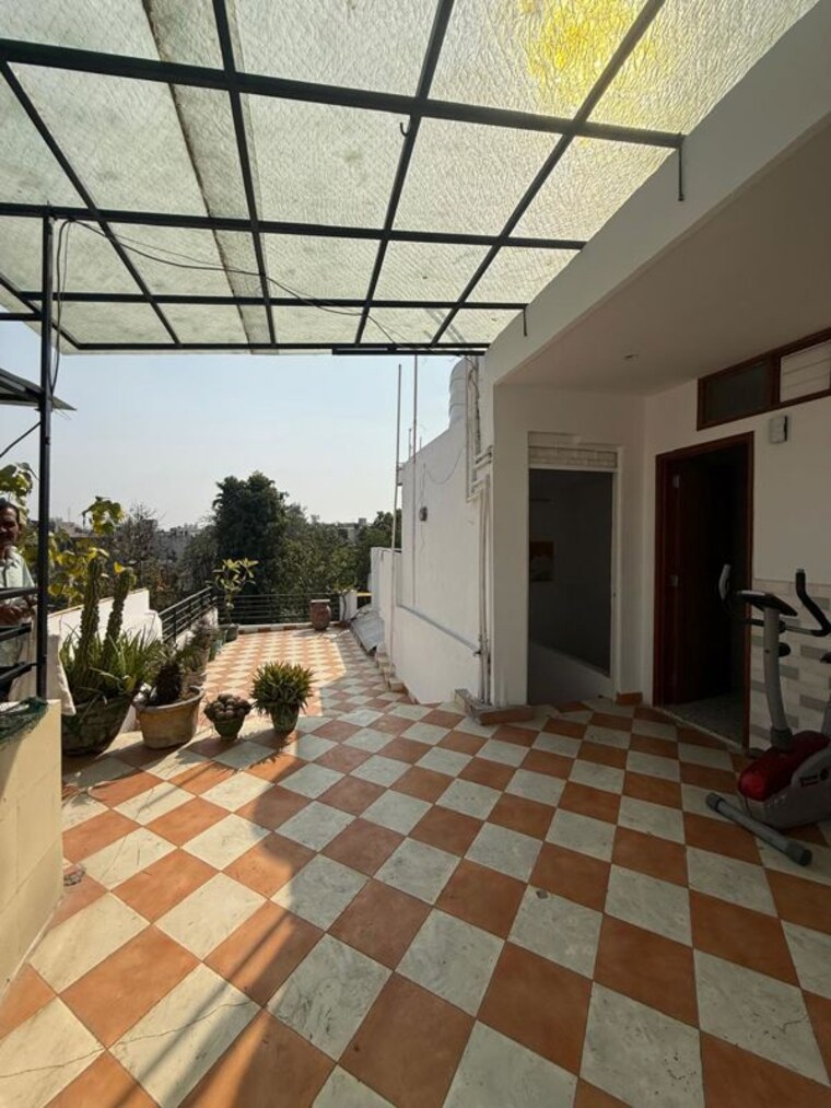 Terrace, chittaranjan park 1 Bedroom 500 Sq.Ft. Builder Floor In Chittaranjan Park Delhi 9919984