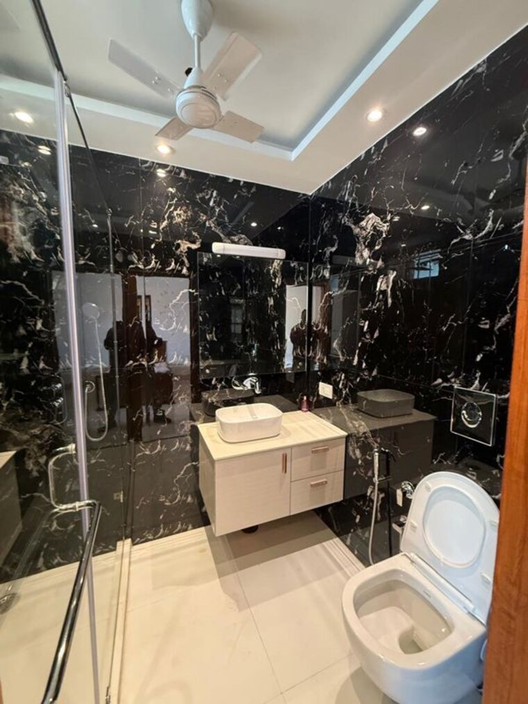 Bathroom, chittaranjan park 1 Bedroom 500 Sq.Ft. Builder Floor In Chittaranjan Park Delhi 9919984