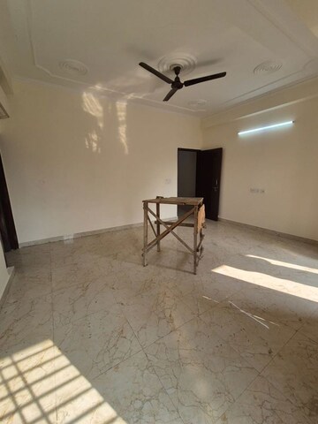 Room in 3 BHK Builder Floor at RWA Residential Society Sector 46, Sector 46 – for Rent