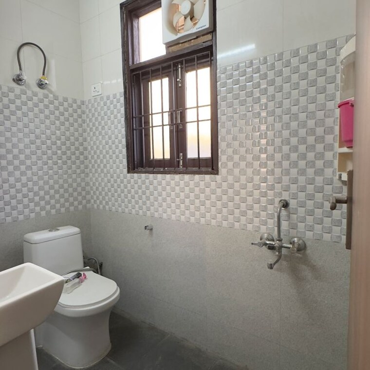 Bathroom, chattarpur 3 Bedroom 1250 Sq.Ft. Builder Floor In Chattarpur Delhi 9919989