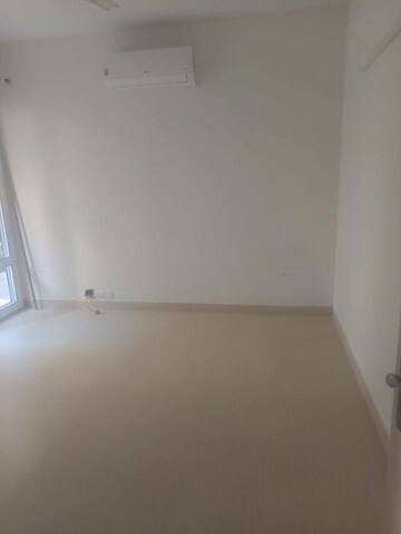 Room in 3.5 BHK Apartment at Emaar Emerald Floors, Sector 65 – for Rent