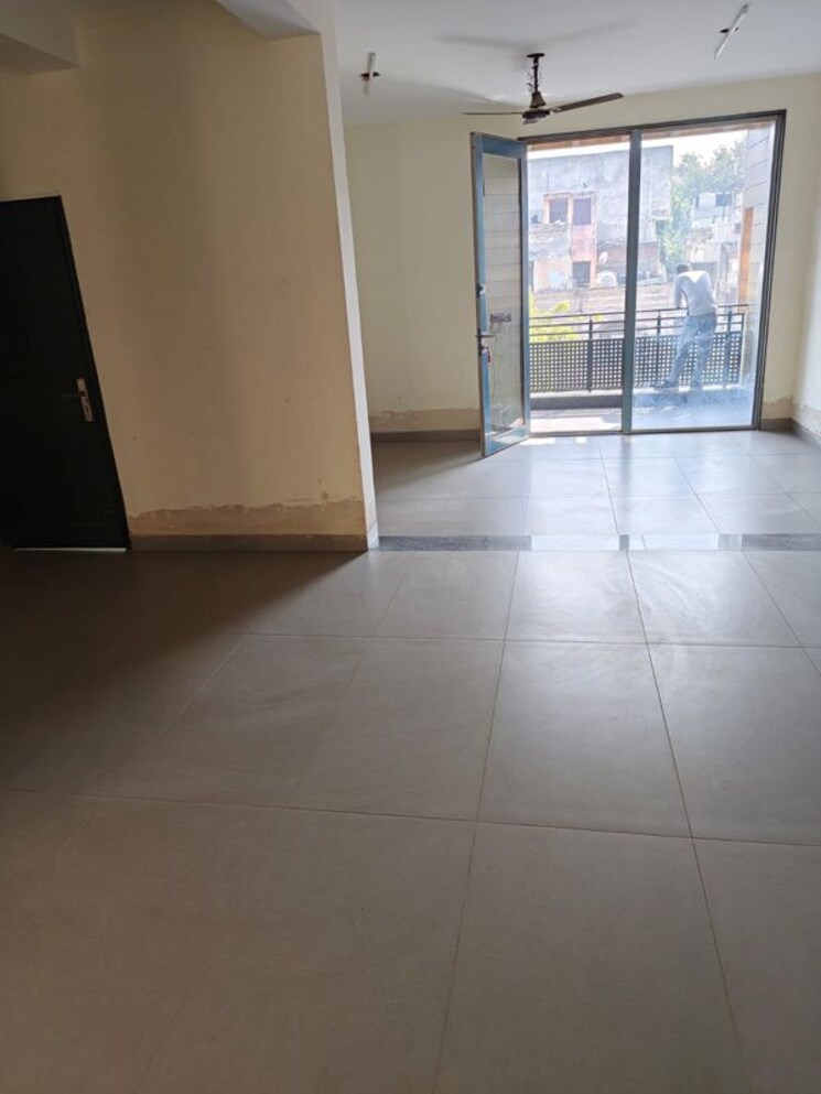 Team Area, shivalik colony Commercial Office Space 1400 Sq.Ft. In Shivalik Colony Delhi 9920008