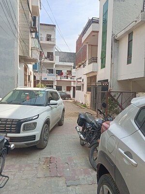 Parking in 4 BHK Independent House at Gomti Nagar – for Sale