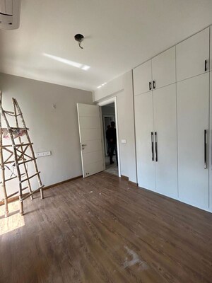 Room in 3 BHK Apartment at Signature Global City 63A, Sector 63a – for Rent