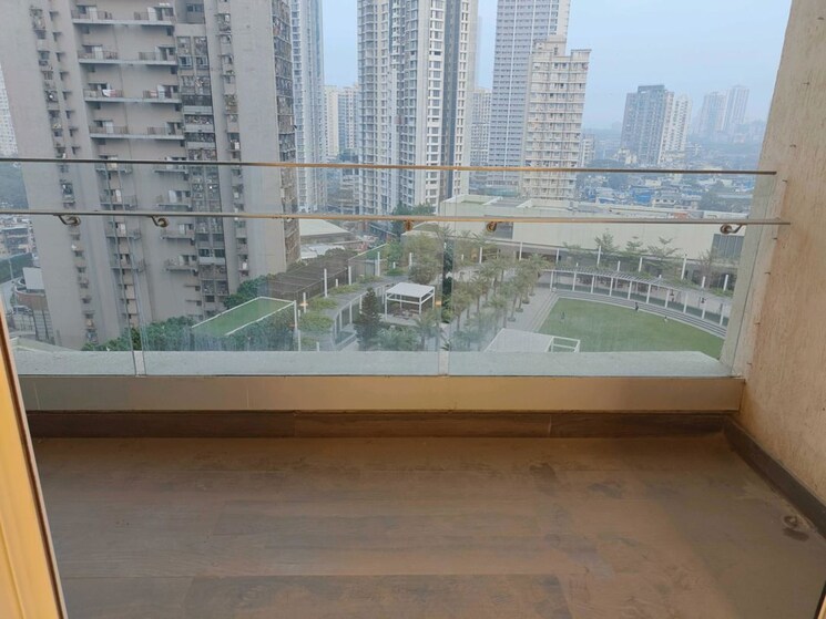 Swimming Pool, k-raheja-modern-vivarea 3 Bedroom 2230 Sq.Ft. Apartment In Mahalaxmi Mumbai 9920080