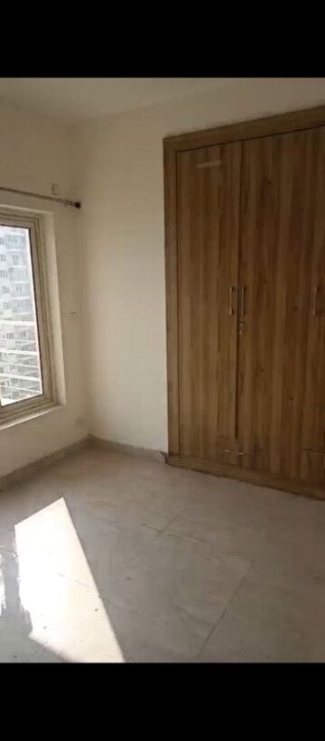 Room in 3 BHK Apartment at Spr Imperial Estate, Sector 82 – for Rent