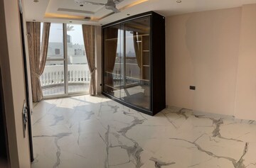 Room in 2 BHK Apartment at Suncity Avenue 76, Sector 76 – for Sale