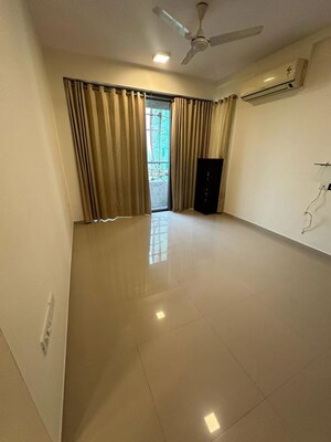 Room in 2.5 BHK Apartment at Oberoi Realty Splendor, Andheri East – for Sale