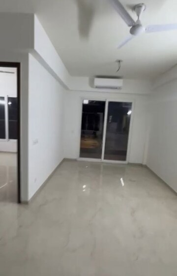 Room in 3 BHK Apartment at Smart World Orchard, Sector 61 – for Rent
