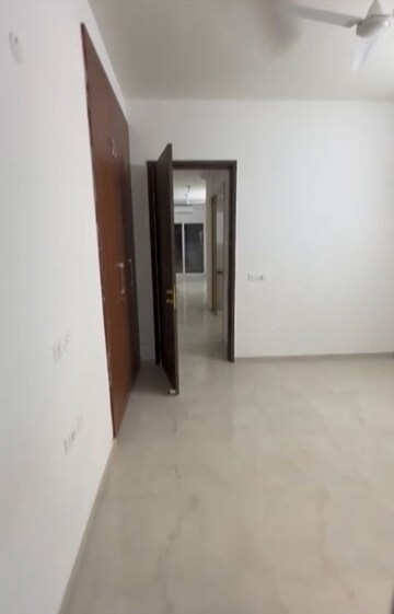 Room in 3 BHK Apartment at Smart World Orchard, Sector 61 – for Rent