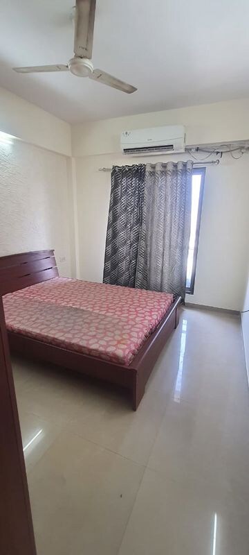 Bedroom in 2 BHK Apartment at Makarba – for Rent