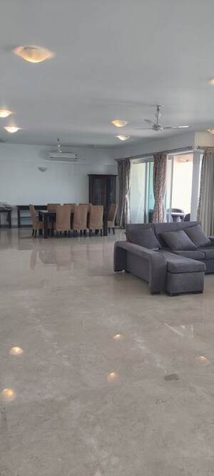 Room in 5 BHK Apartment at Hiranandani Gardens Richmond Tower, Powai – for Rent