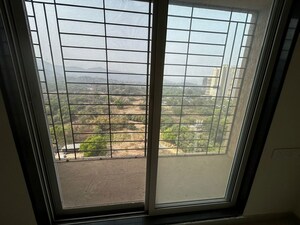 Room in 1 BHK Apartment at KM Horizon Flora, Ghodbunder Road – for Rent