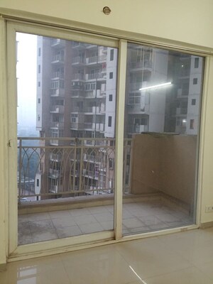 Room in 2.5 BHK Apartment at Mahagun Mywoods II, Sector 16c Greater Noida – for Rent