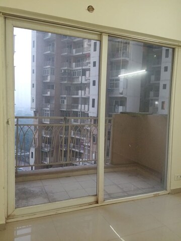 Room in 2.5 BHK Apartment at Mahagun Mywoods II, Sector 16c Greater Noida – for Rent