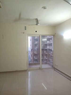 Room in 2.5 BHK Apartment at Mahagun Mywoods II, Sector 16c Greater Noida – for Rent