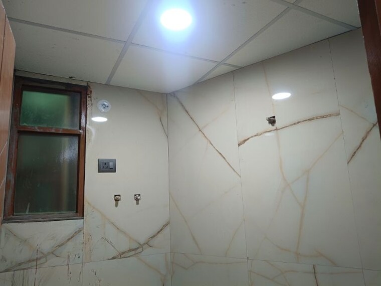 Bathroom, sector 73 3 Bedroom 1475 Sq.Ft. Builder Floor In Sector 73 Noida 9920382