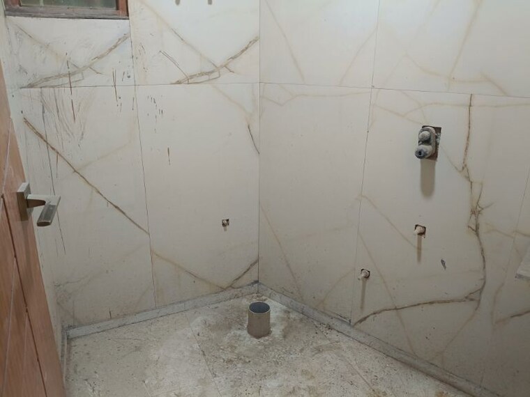 Bathroom, sector 73 3 Bedroom 1475 Sq.Ft. Builder Floor In Sector 73 Noida 9920382