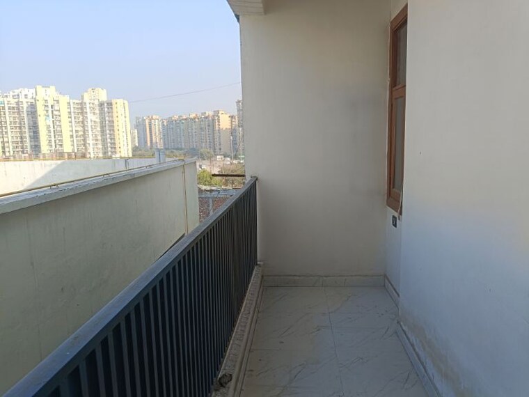 Balcony, sector 73 3 Bedroom 1475 Sq.Ft. Builder Floor In Sector 73 Noida 9920382