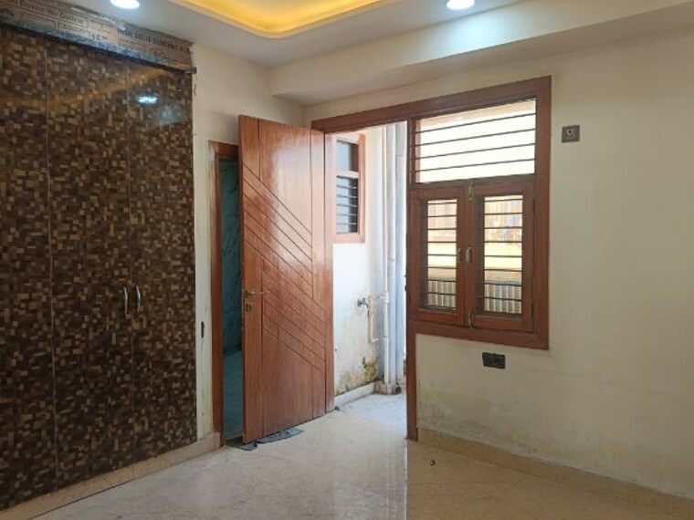 Room, sector 73 3 Bedroom 1475 Sq.Ft. Builder Floor In Sector 73 Noida 9920382