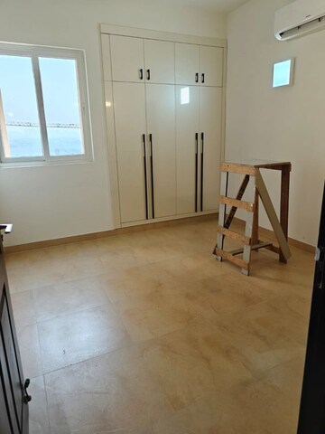 Room in 6 BHK Apartment at Arun Vihar Sector 37, Sector 37 – for Rent