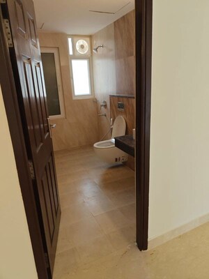 Room in 6 BHK Apartment at Arun Vihar Sector 37, Sector 37 – for Rent