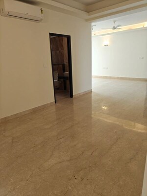 Room in 6 BHK Apartment at Arun Vihar Sector 37, Sector 37 – for Rent