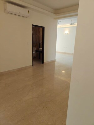 Room in 6 BHK Apartment at Arun Vihar Sector 37, Sector 37 – for Rent