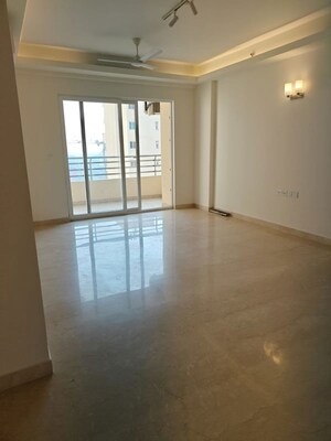 Room in 6 BHK Apartment at Arun Vihar Sector 37, Sector 37 – for Rent